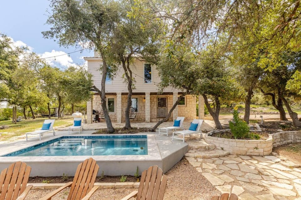 Property building, Patio, Day, Natural landscape, Garden, Garden view, Pool view, Swimming pool, sunbed