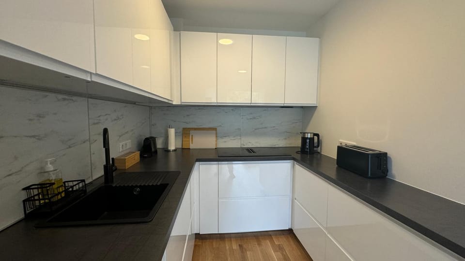 Coffee/tea facilities, Kitchen or kitchenette, dishwasher, oven, stove, toaster
