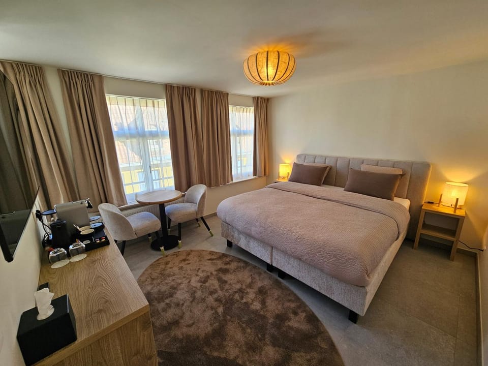 Bed, Photo of the whole room, Seating area