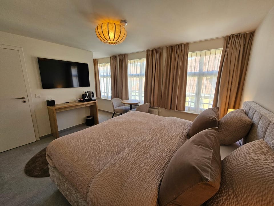 Bed, TV and multimedia, Photo of the whole room