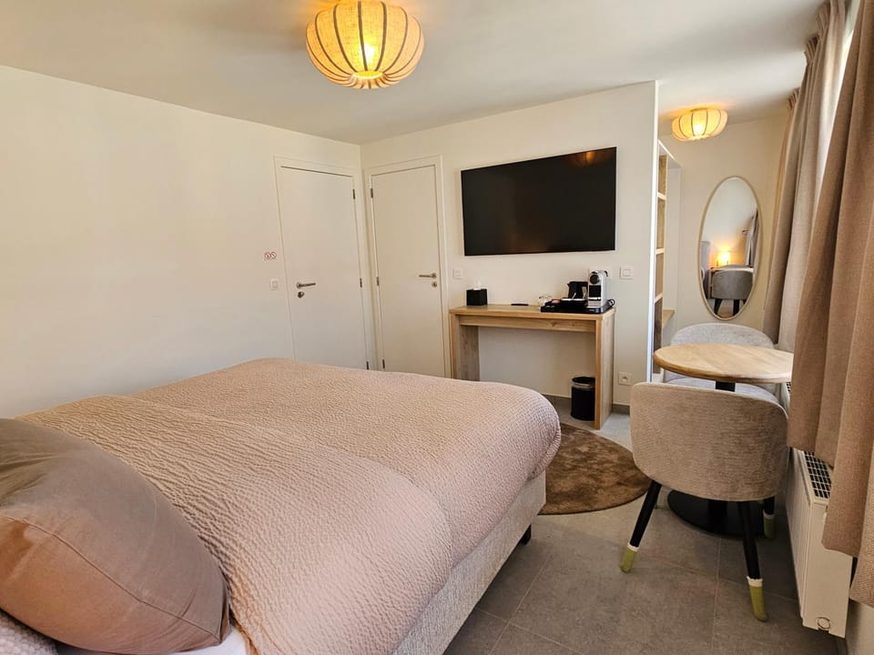 Bed, TV and multimedia, Photo of the whole room