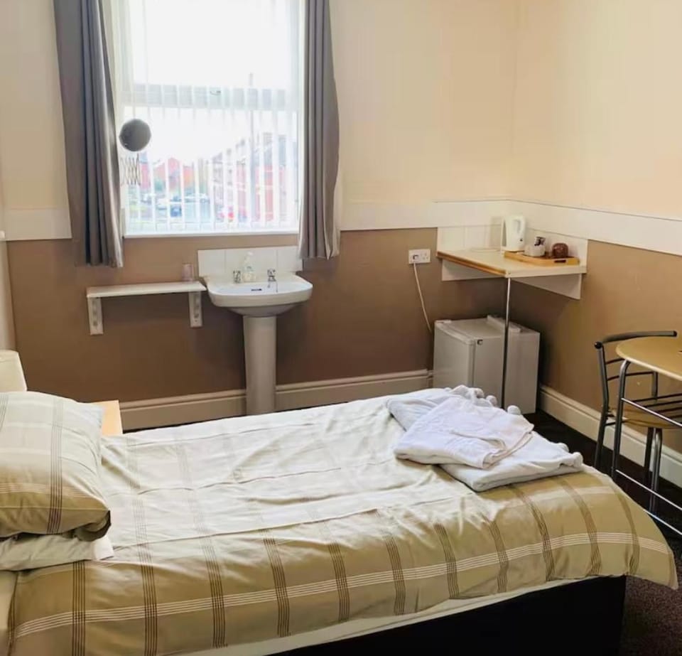 Runcorn Jubilee Guest House Bed and Breakfast in Wales