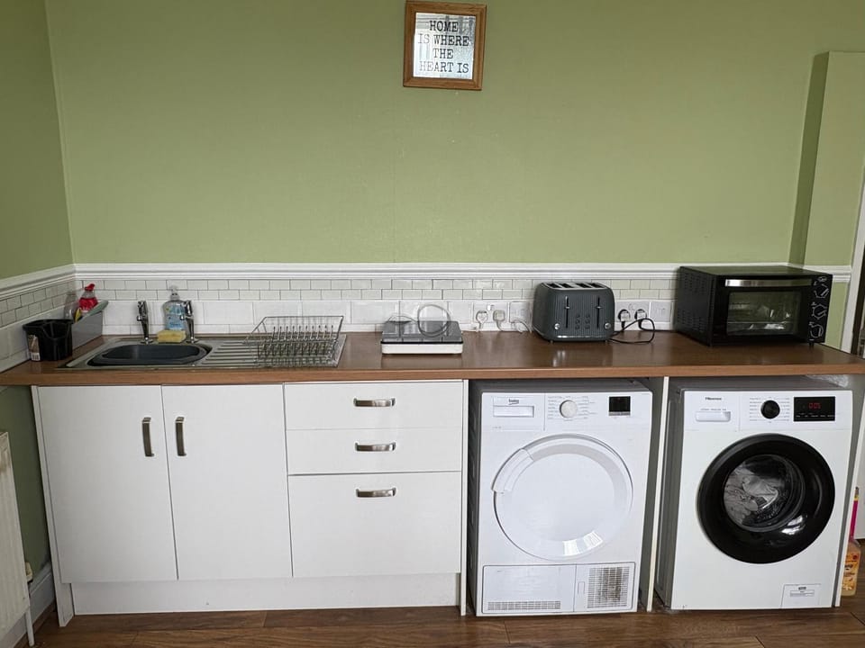 Runcorn Jubilee Guest House Bed and Breakfast in Wales