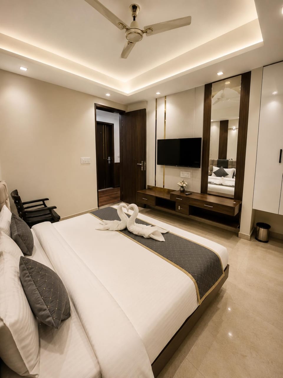 Communal lounge/ TV room, Bed, TV and multimedia, Living room, Photo of the whole room, Seating area, Evening entertainment, Bedroom, fireplace, wardrobe
