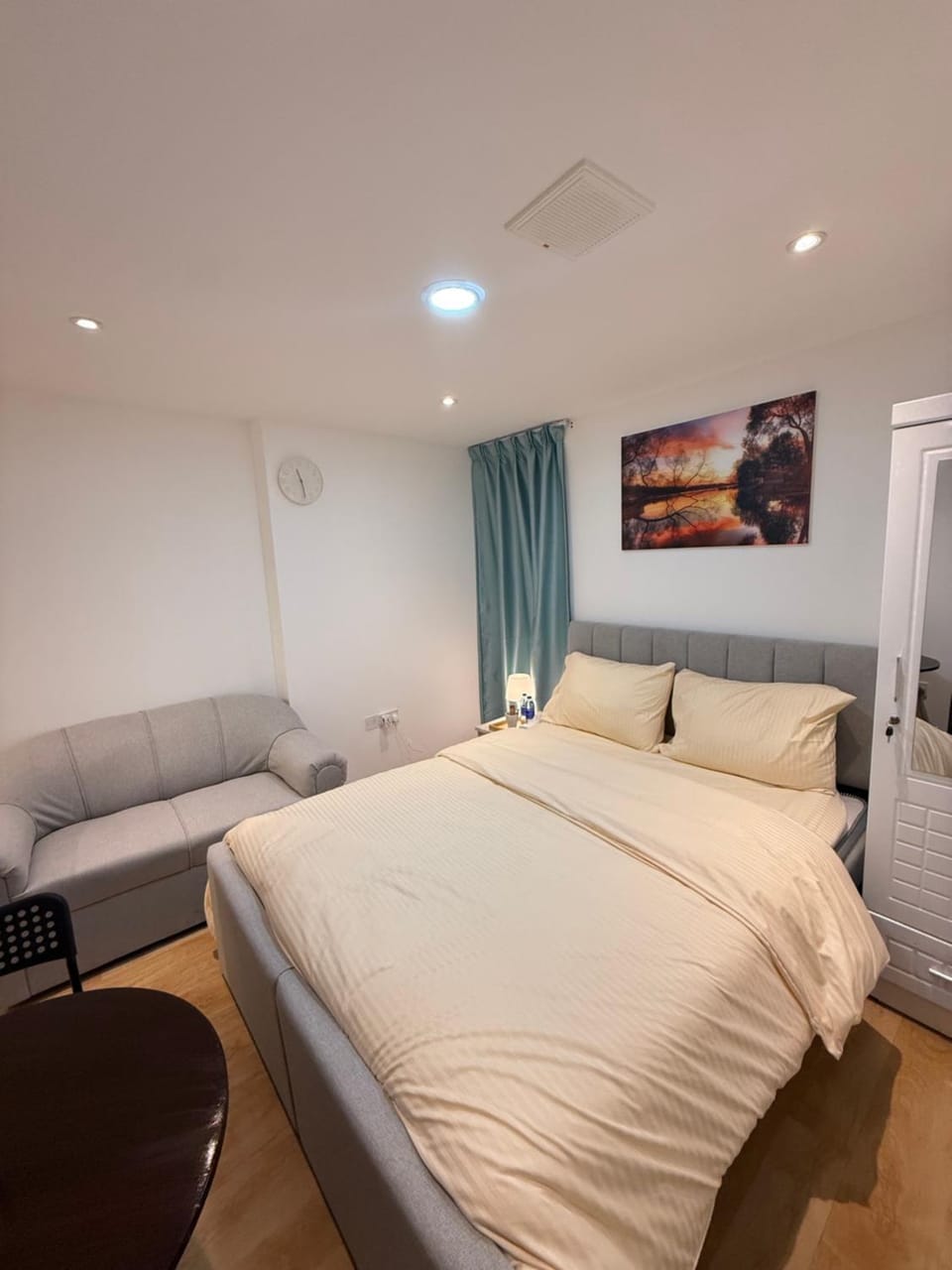 Photo of the whole room, Bedroom