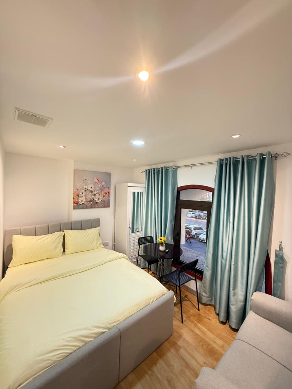 Bed, Photo of the whole room, Seating area, Bedroom