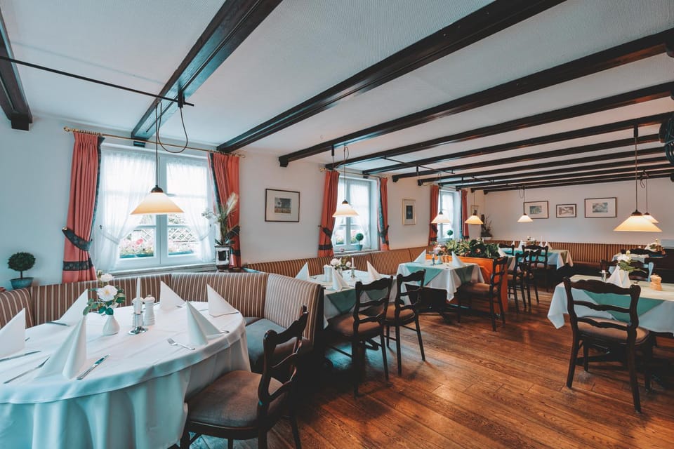 Restaurant/places to eat, Banquet/Function facilities, Seating area
