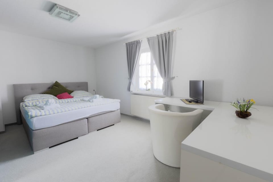 Bed, TV and multimedia, Photo of the whole room, Bedroom