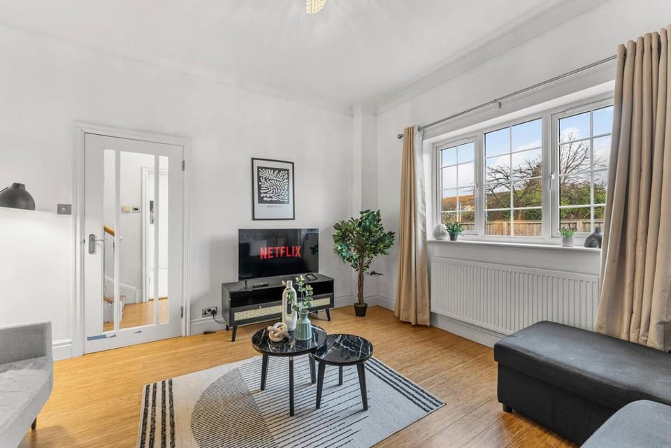 Communal lounge/ TV room, TV and multimedia, Living room, Seating area, Evening entertainment