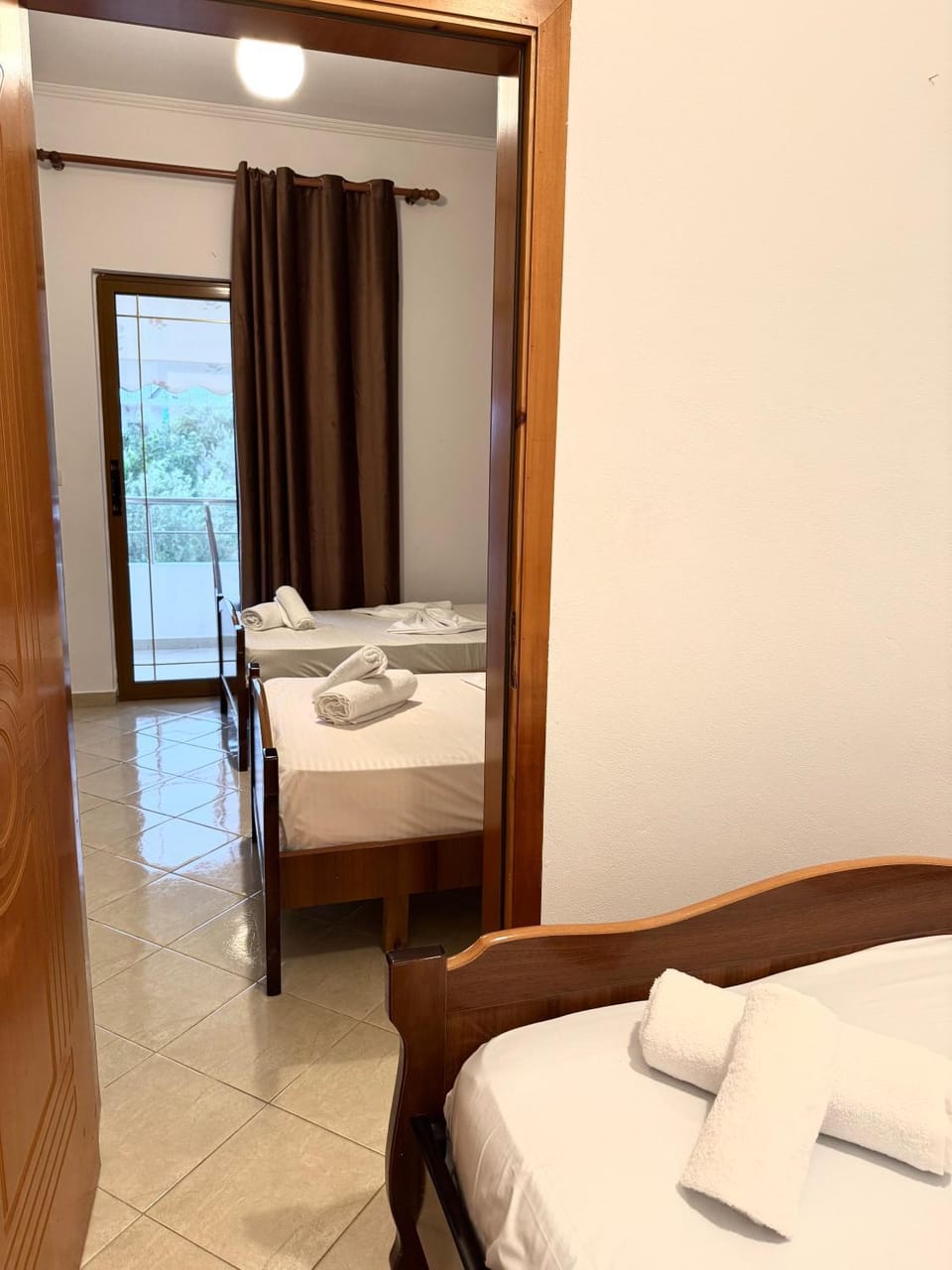 Photo of the whole room, towels