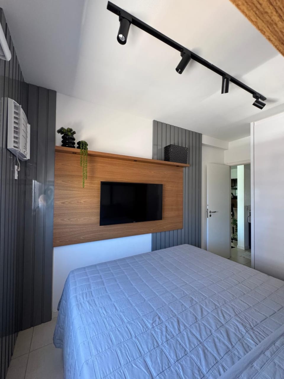 Bed, TV and multimedia, Photo of the whole room, Bedroom