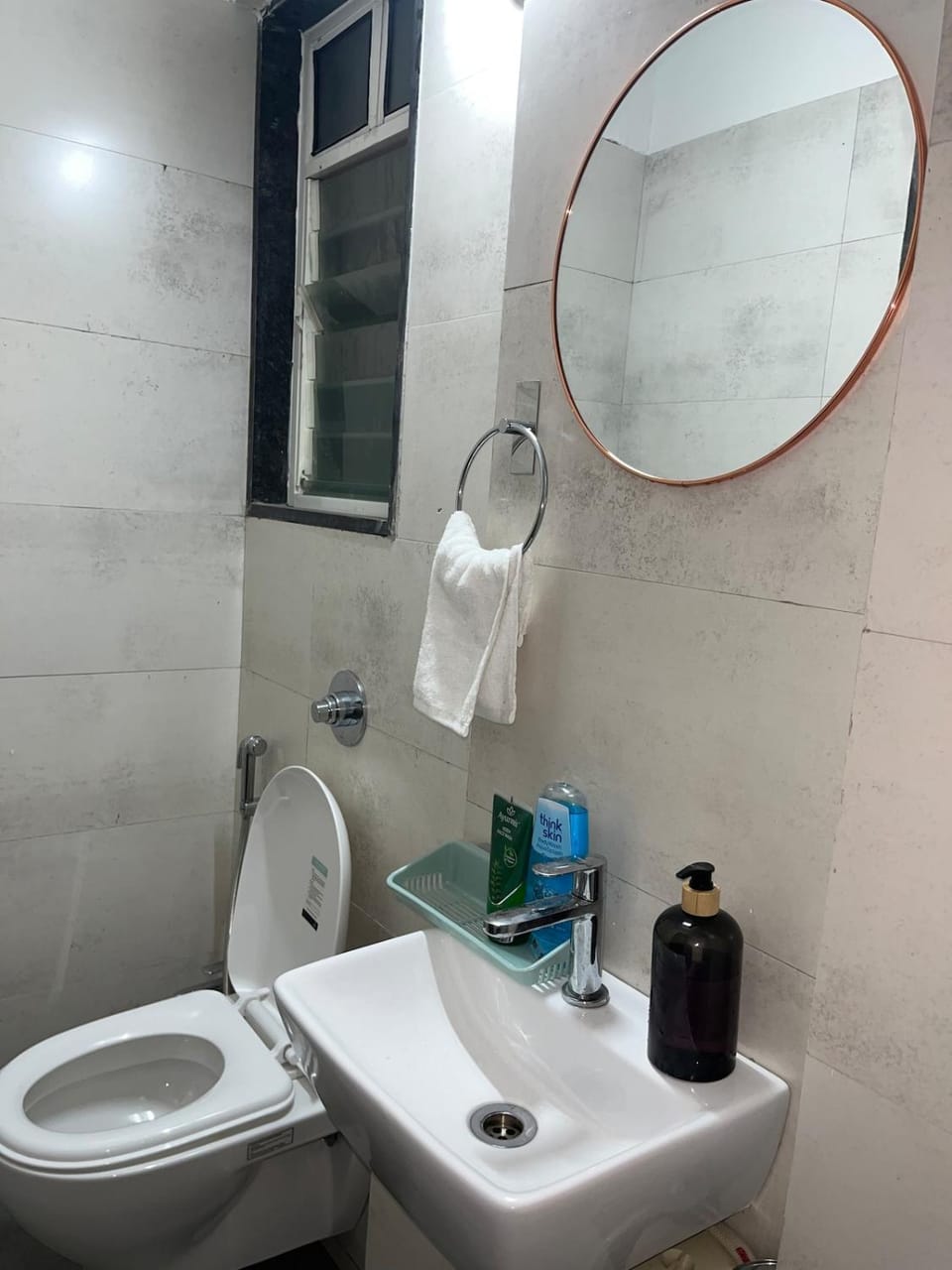 TheAura StudioBalcony NearAirport Couplefriendly Apartment in Pune