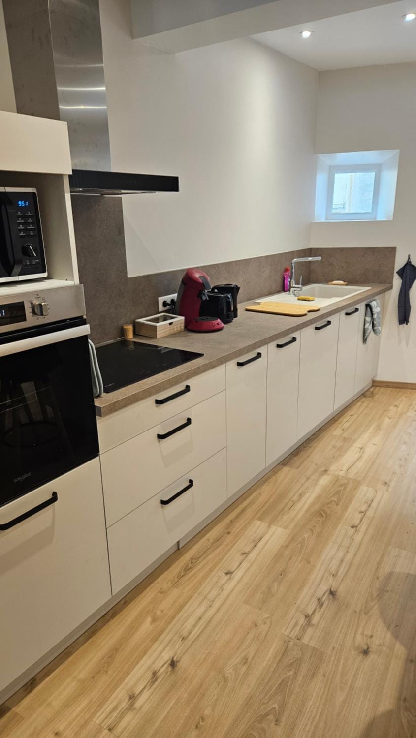Coffee/tea facilities, dishwasher, microwave, oven, stove, toaster