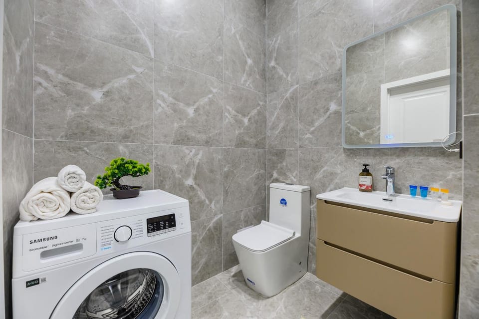 Toilet, Bathroom, towels, washing machine