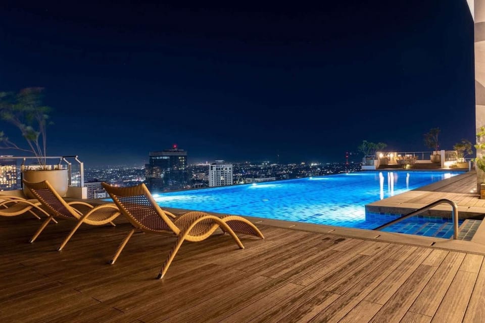Executive Suite, City Skyline near Solaire & MRT Apartment hotel in Quezon City