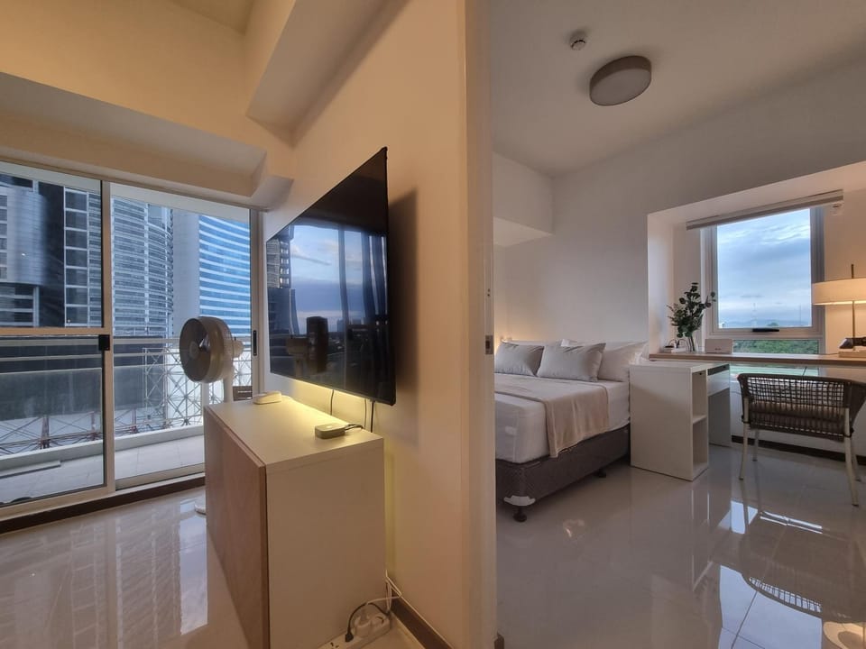 Executive Suite, City Skyline near Solaire & MRT Apartment hotel in Quezon City