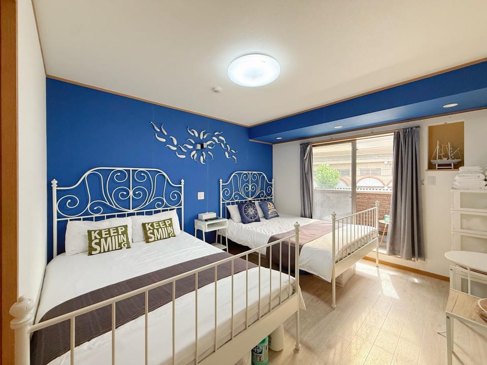 Bed, Living room, Photo of the whole room, Seating area, Bedroom