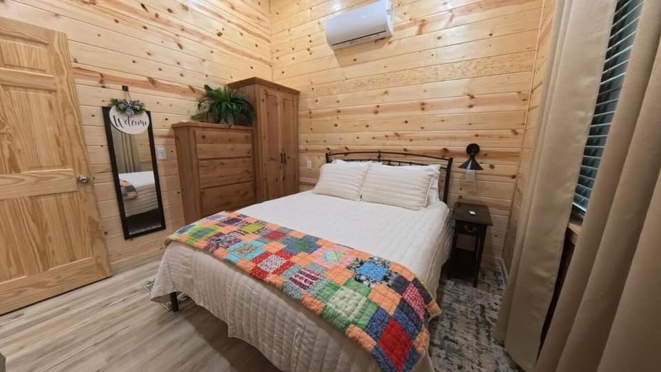 Pet Friendly, New Cabin in Charming Calera Cabin in Oklahoma