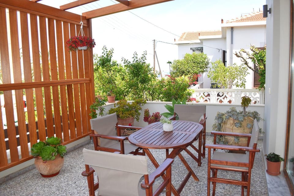 View (from property/room), Balcony/Terrace, Dining area, Garden view