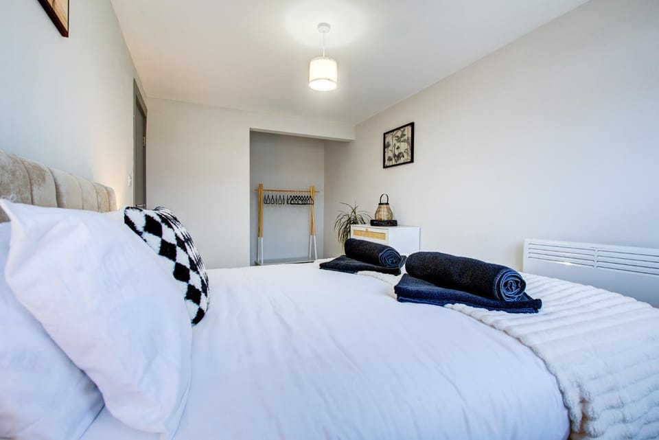 Bed, Bedroom, towels