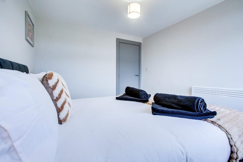 Bed, Bedroom, towels