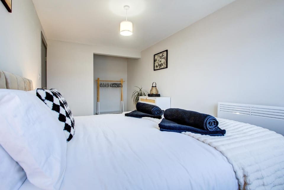 Bed, Bedroom, towels