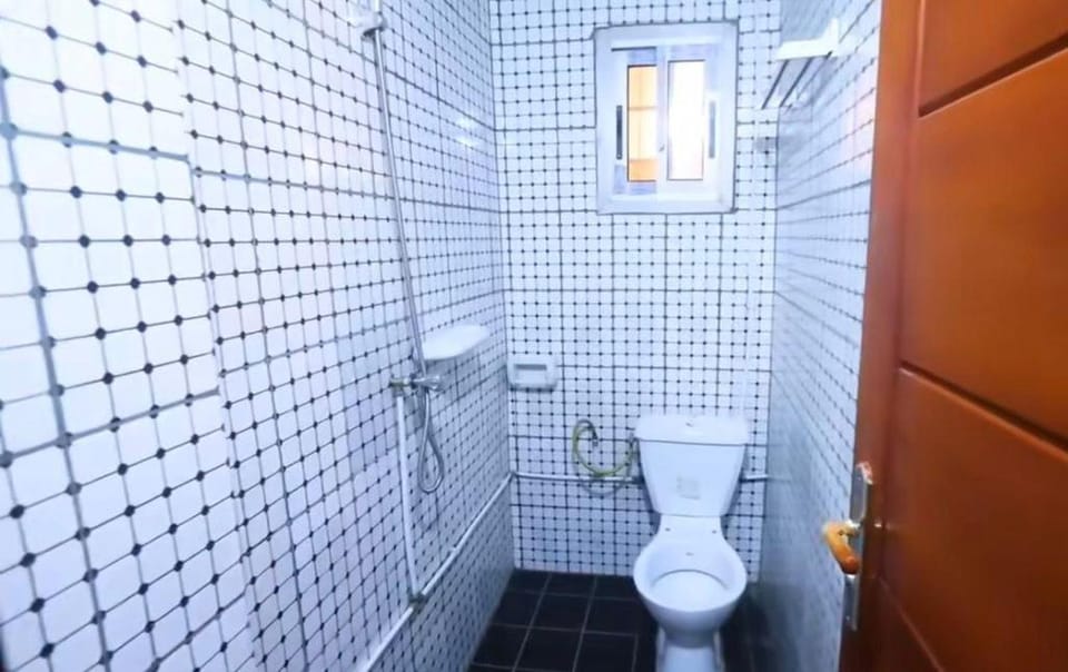 Shower, Toilet