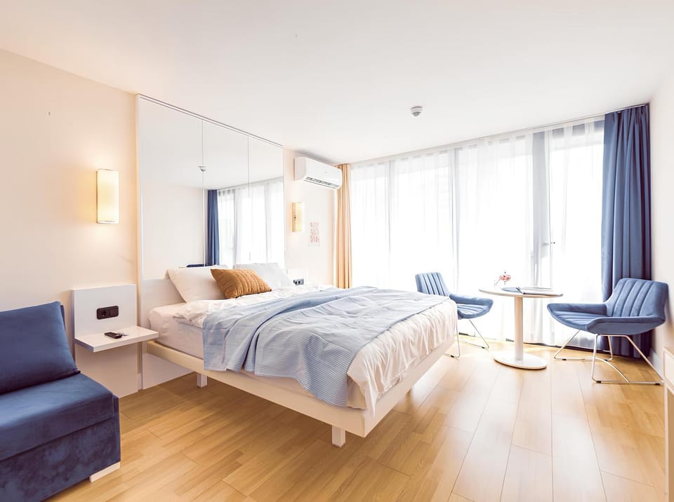 Bed, Living room, Photo of the whole room, Seating area, Bedroom