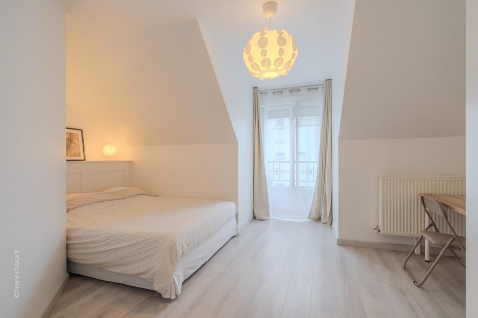 Seating area, Bedroom