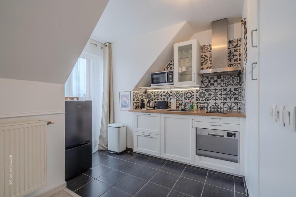 Coffee/tea facilities, dishwasher, microwave, stove, toaster, kitchen