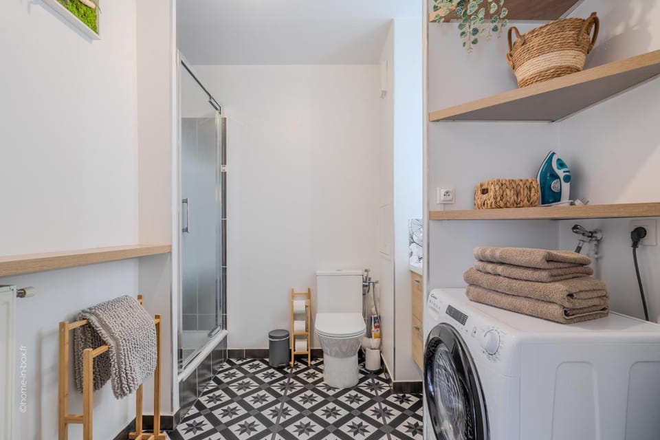 Shower, Toilet, Bathroom, flat iron, hair dryier, washing machine