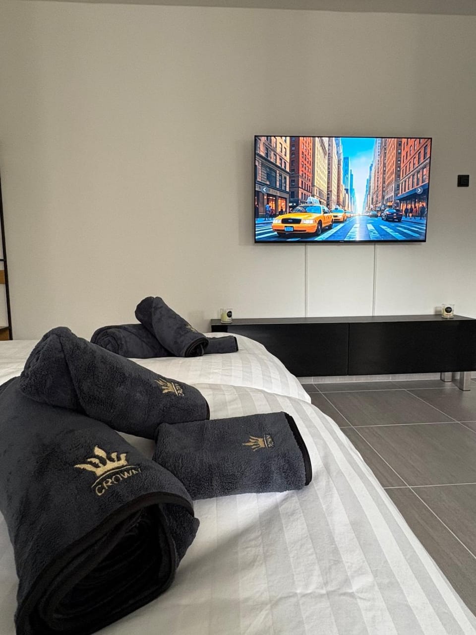 Bed, TV and multimedia, Photo of the whole room, Evening entertainment, Bedroom