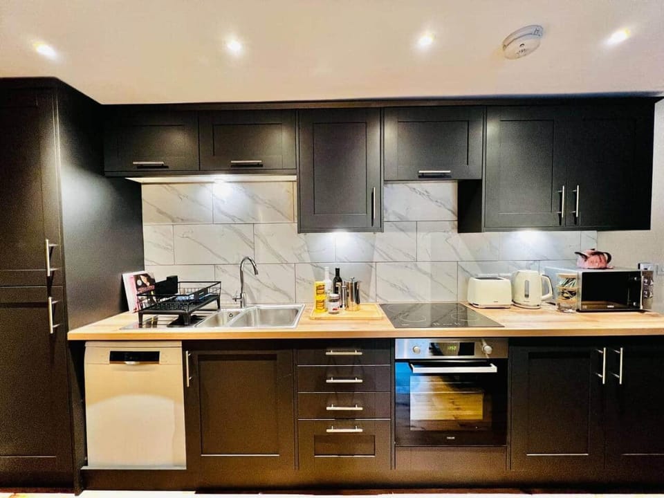 Coffee/tea facilities, Kitchen or kitchenette, stove, toaster