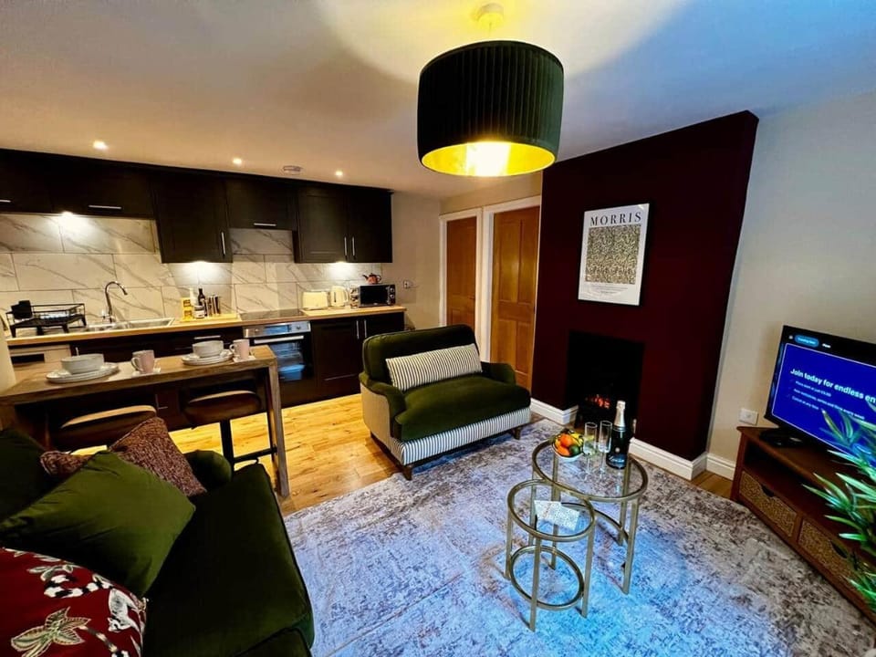 Kitchen or kitchenette, Living room, Seating area, Dining area, stove