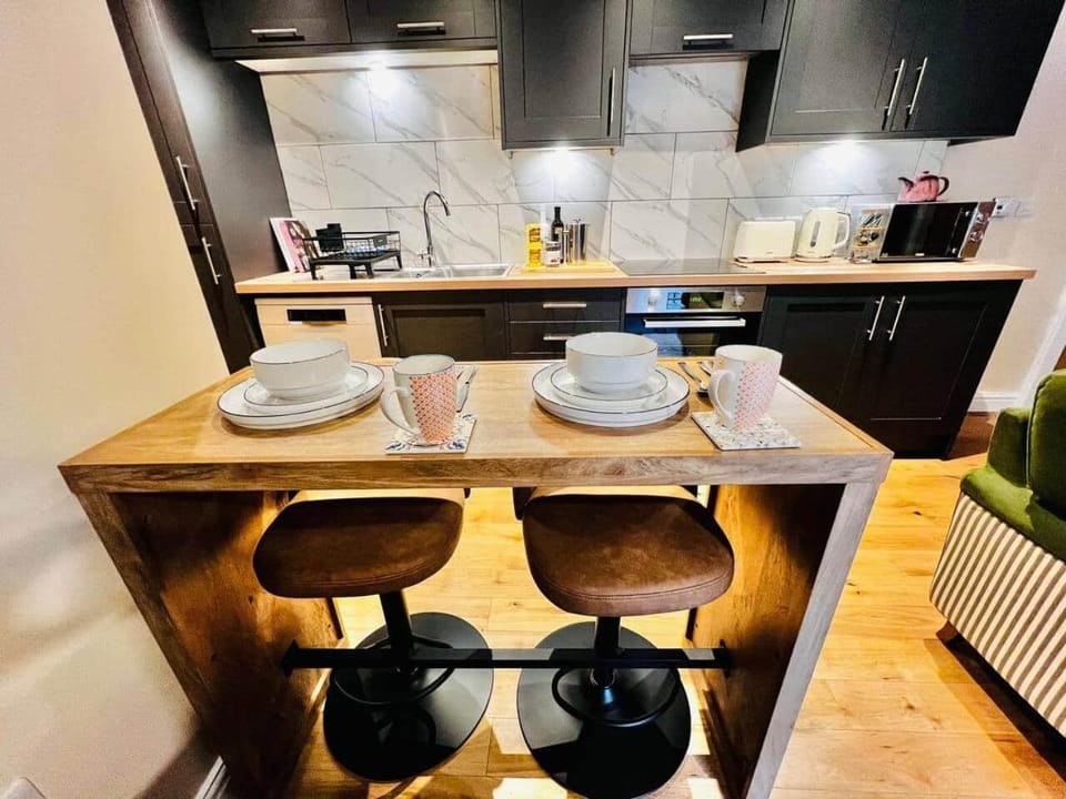 Coffee/tea facilities, Kitchen or kitchenette, Dining area, stove, toaster