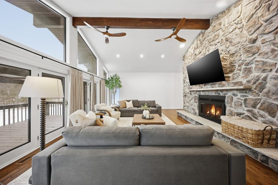 Communal lounge/ TV room, TV and multimedia, Living room, Seating area, group of guests, group of guests, Family, Family, fireplace