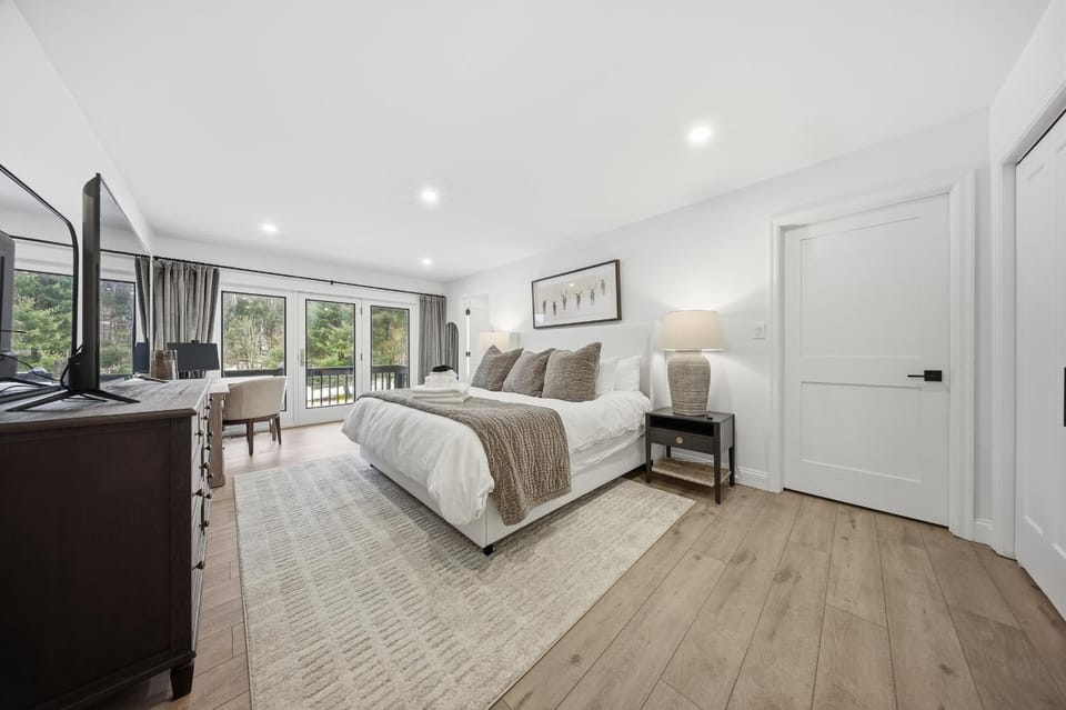 Bed, TV and multimedia, Bedroom