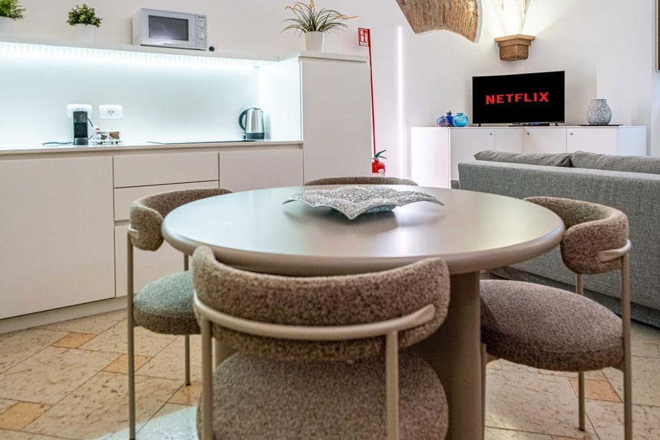 TV and multimedia, Kitchen or kitchenette, Living room, Seating area