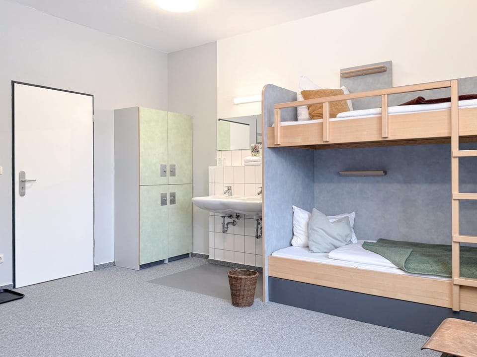 Berghaus über dem Inselsee l Herberge auf dem Hoff Schawernack Hostel in Mecklenburg-Vorpommern, Germany