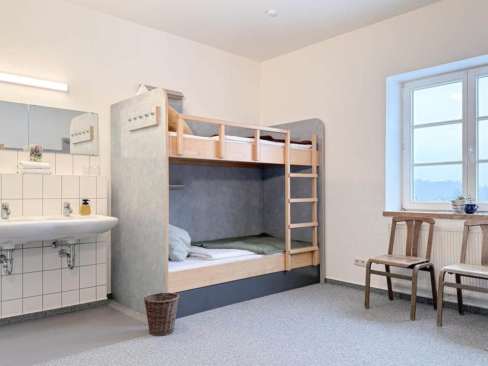 Berghaus über dem Inselsee l Herberge auf dem Hoff Schawernack Hostel in Mecklenburg-Vorpommern, Germany