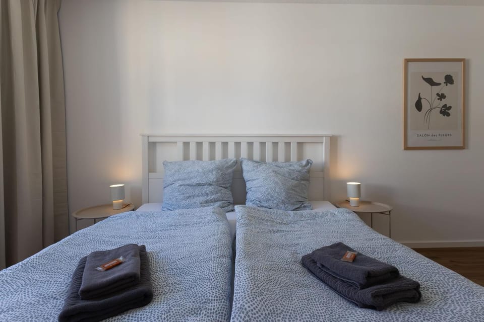 Bed, Photo of the whole room, Bedroom, towels