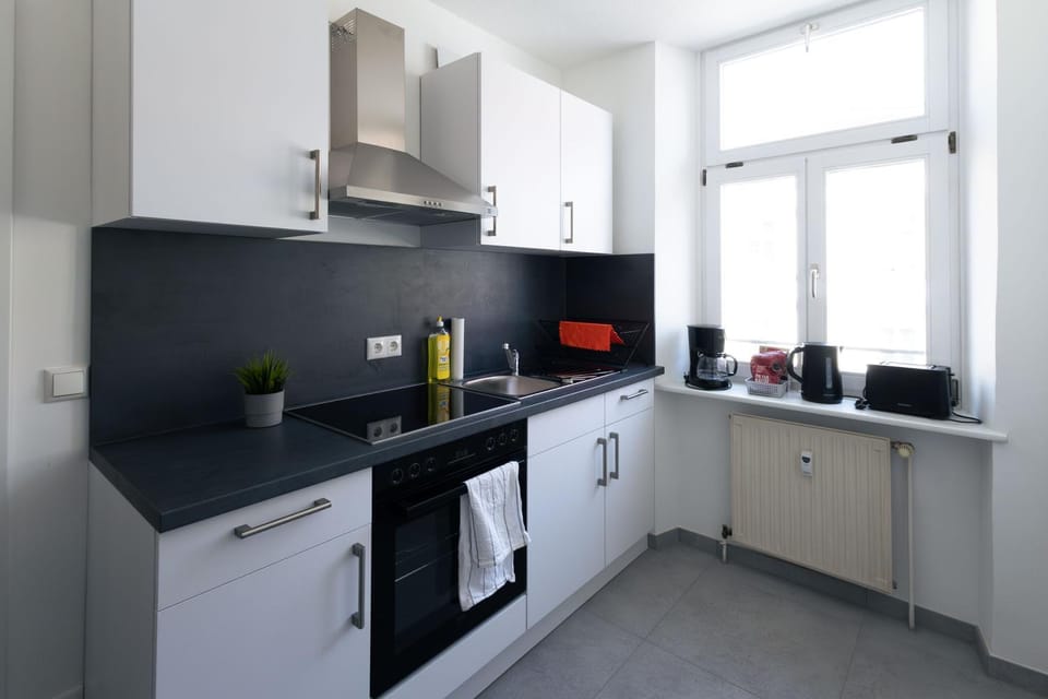 Coffee/tea facilities, Kitchen or kitchenette, oven, stove, toaster