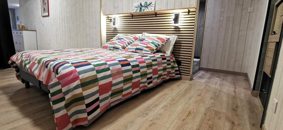 Bed, Photo of the whole room, Bedroom