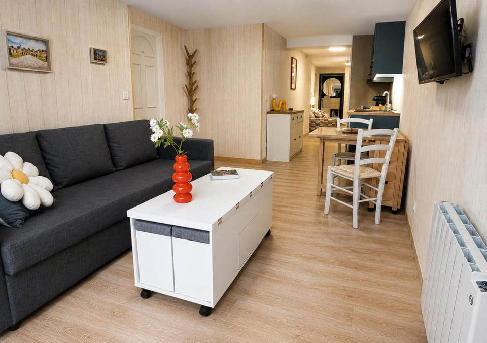 Kitchen or kitchenette, Seating area, Dining area, kitchen