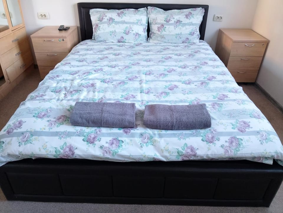 Bed, Photo of the whole room, Bedroom, towels