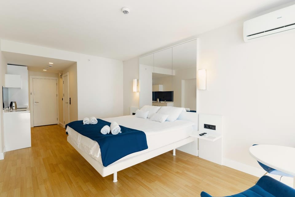 Bed, Bedroom, air conditioner