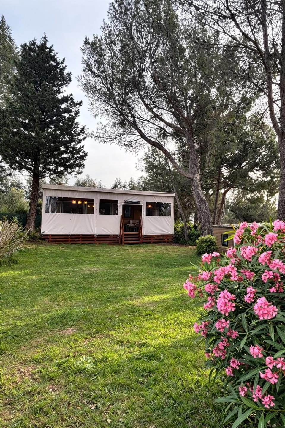 Mobil-home cosy pour 6 pers 3 ch 30m2 Terrasse, soleil et piscine La Crau House in Hyères