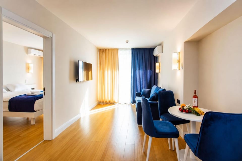 Bed, TV and multimedia, Living room, Photo of the whole room, Seating area, Dining area, Bedroom