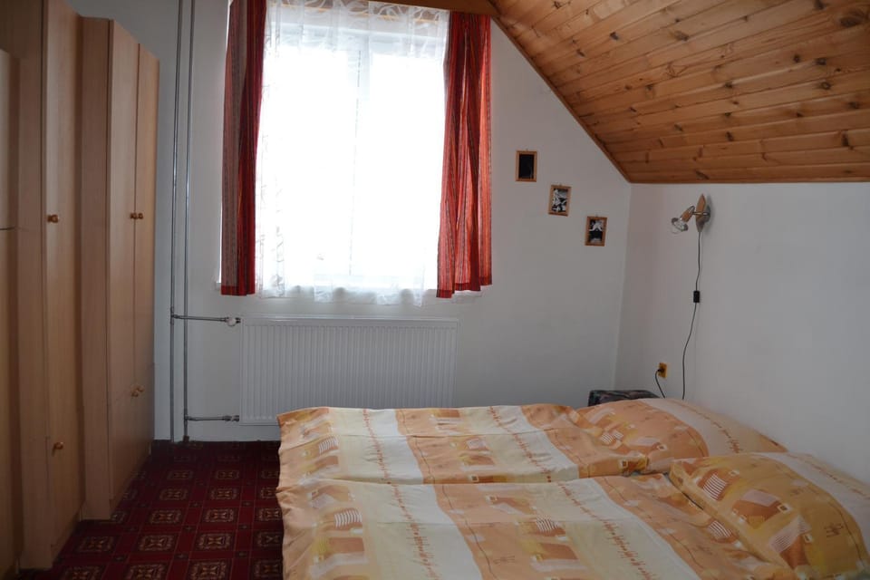 Photo of the whole room, Decorative detail