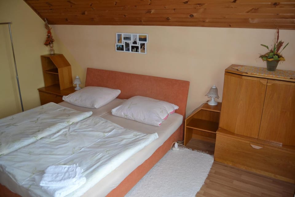Photo of the whole room, Decorative detail